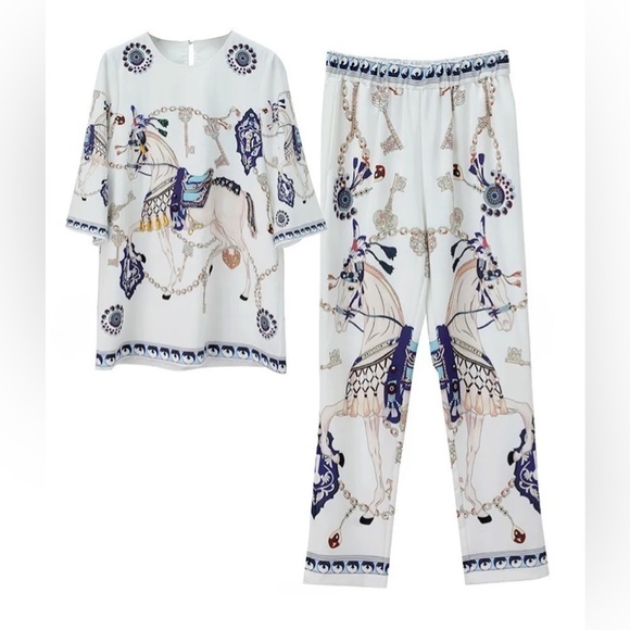 British Pearl Royal Horse Embellished Oversized Blouse & Skinny Pants Suit Set. - Picture 6 of 17